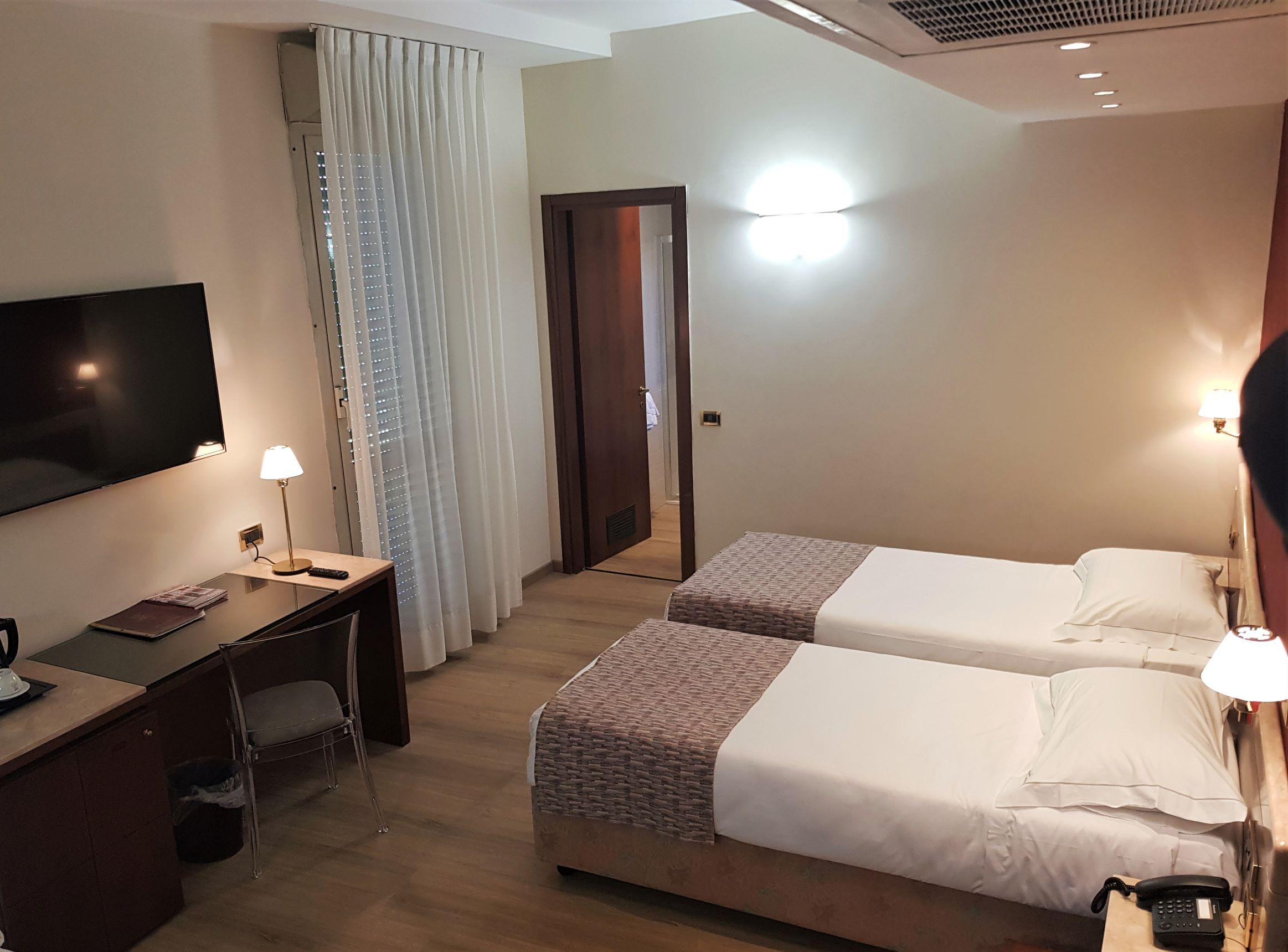 Astra Hotel Ferrara Esterno foto