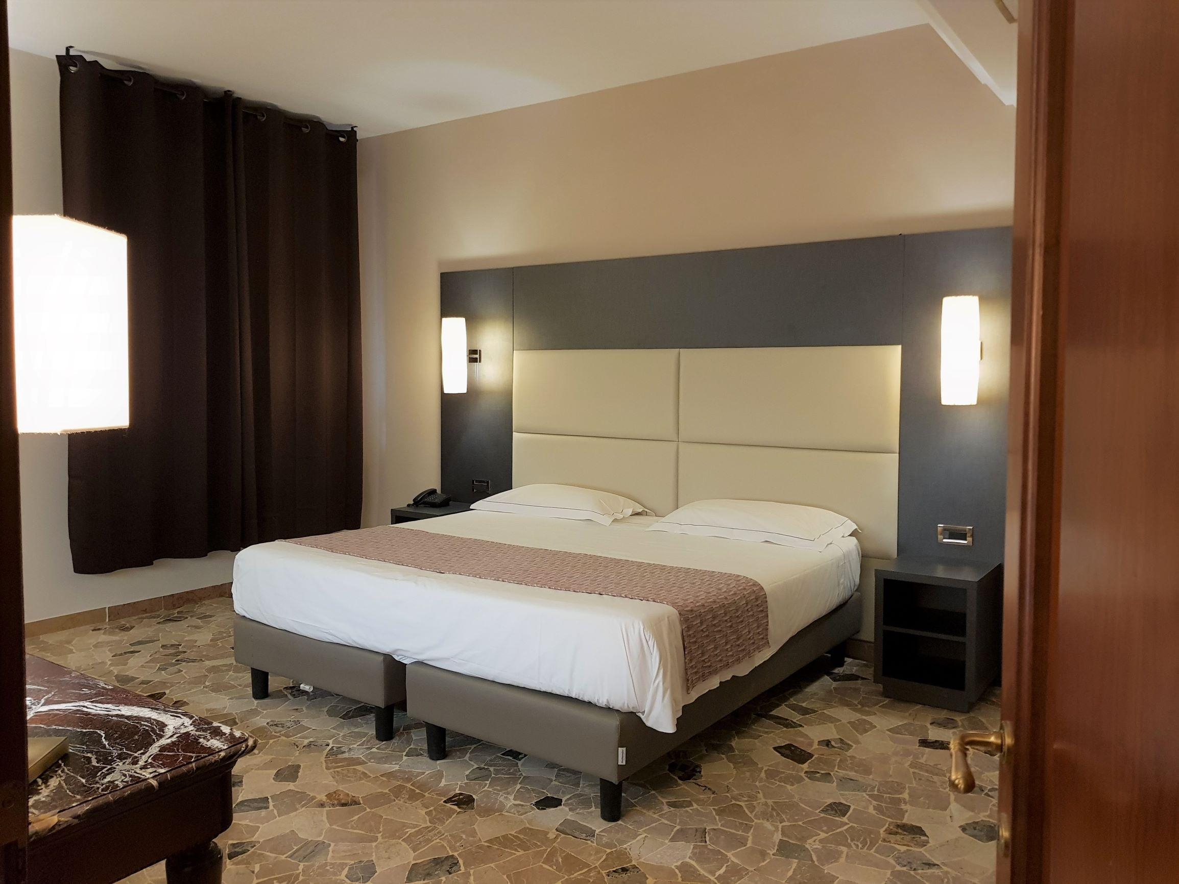 Astra Hotel Ferrara Esterno foto
