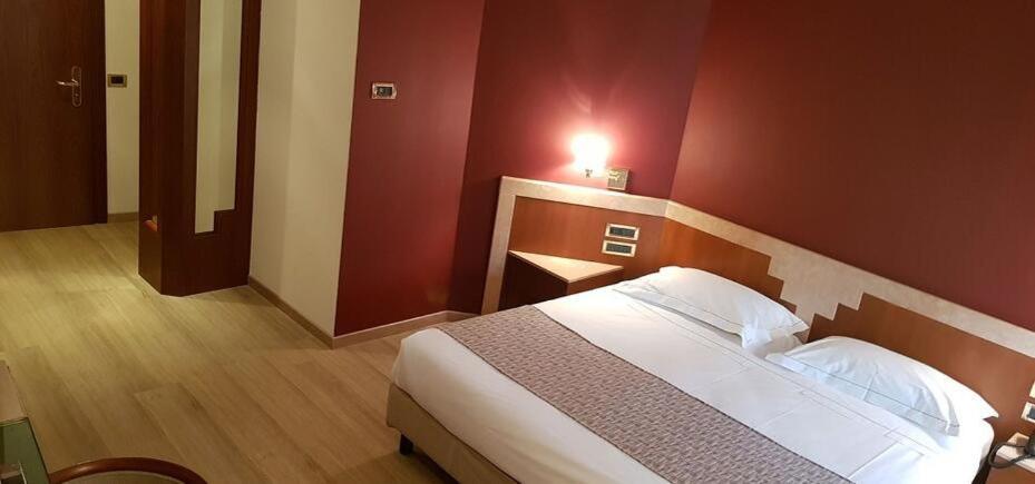 Astra Hotel Ferrara Esterno foto