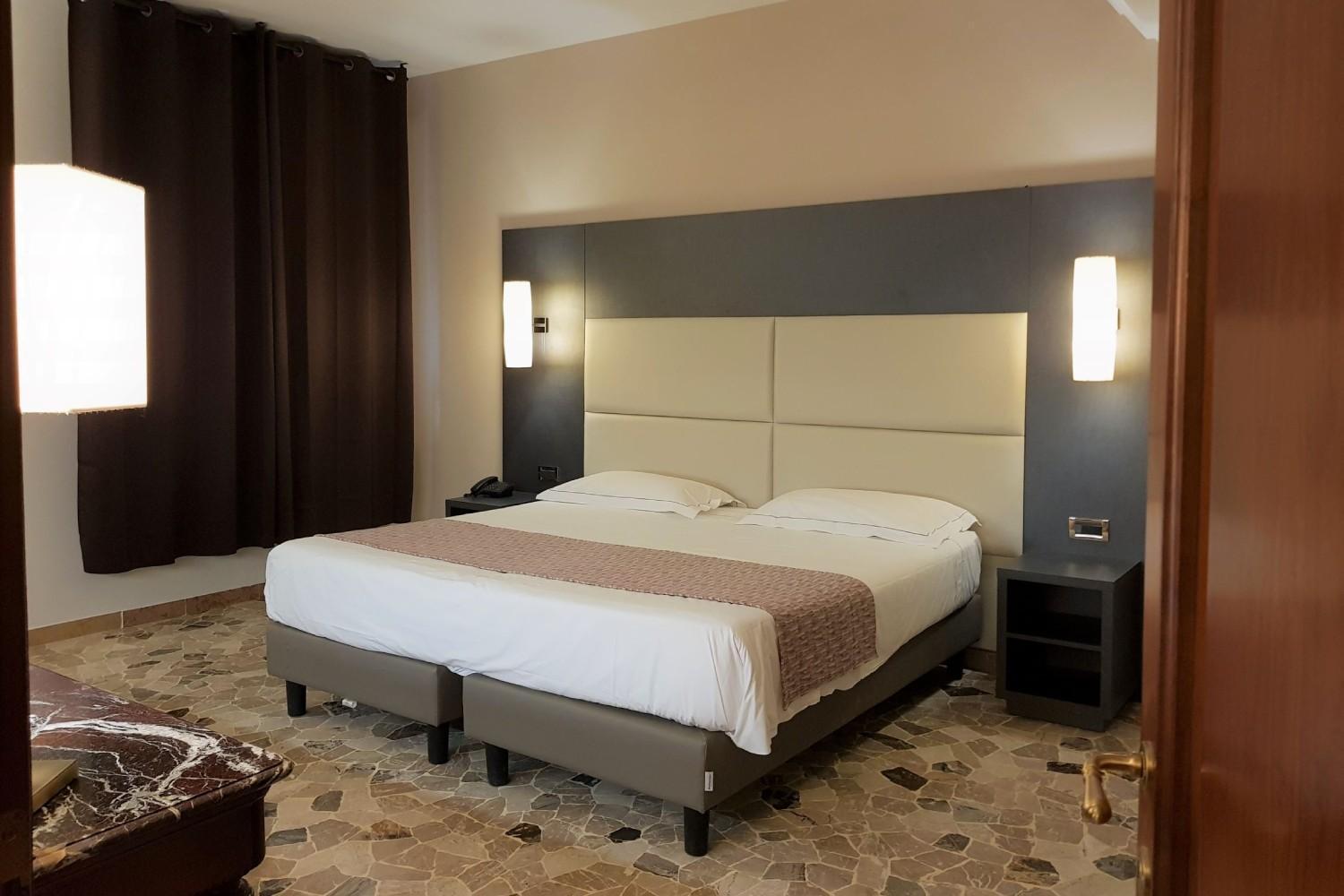 Astra Hotel Ferrara Esterno foto