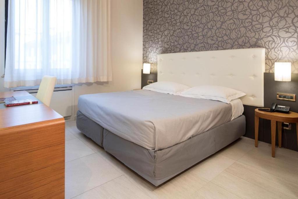 Astra Hotel Ferrara Esterno foto